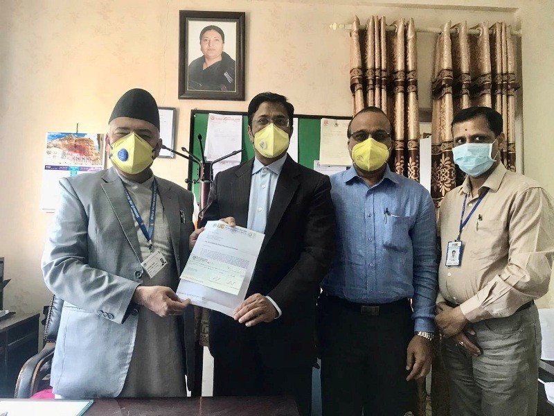 एल आई सी नेपालद्धारा ५१ लाखको चेक कोषलाई हस्तानान्तरण