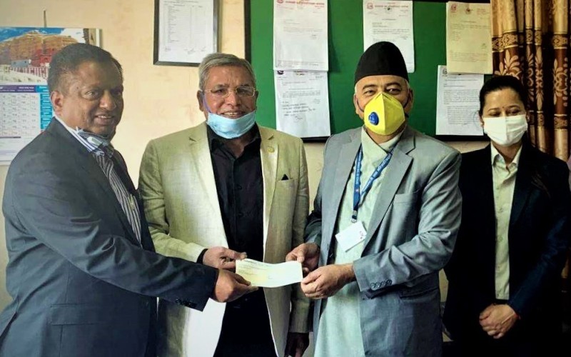 नेपाल लाइफद्धारा कोरोना नियन्त्रण कोषलाई १ करोडको चेक हस्तान्तरण