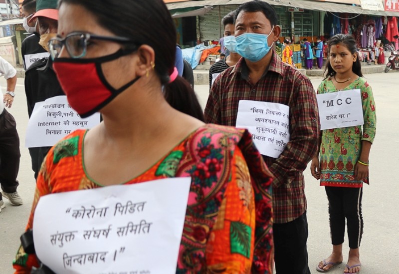 लकडाउन अवधिभरको घरभाडा र बैंकको व्याज छुट माग गर्दै प्रदर्शनी