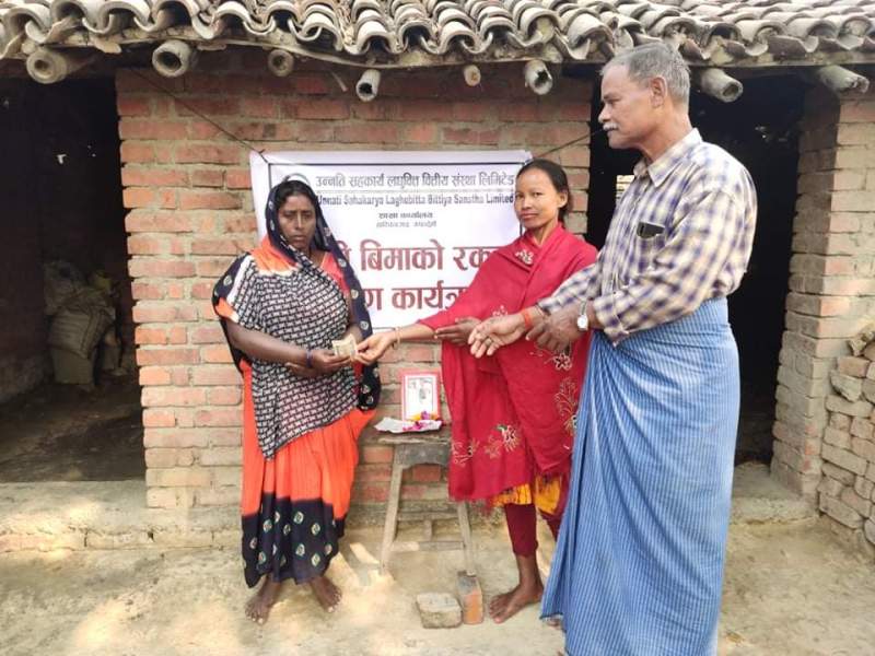उन्नति सहकार्य लघुवित्तद्धारा बीमा रकमको एक लाख हस्तान्तरण