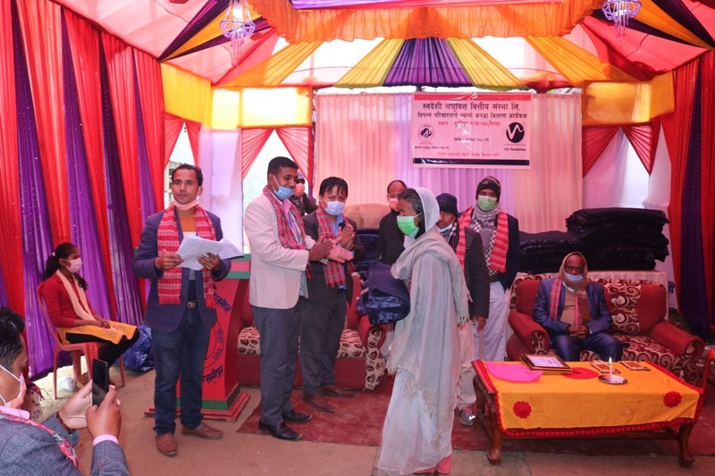 स्वदेशी लघुवित्तद्धारा सिराहका विपन्न परिवारलाई कम्बल वितरण