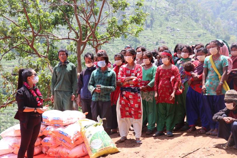 कामना सेवा विकास बैंकद्वारा चेपाङ समुदायलाई खाद्यान्न वितरण