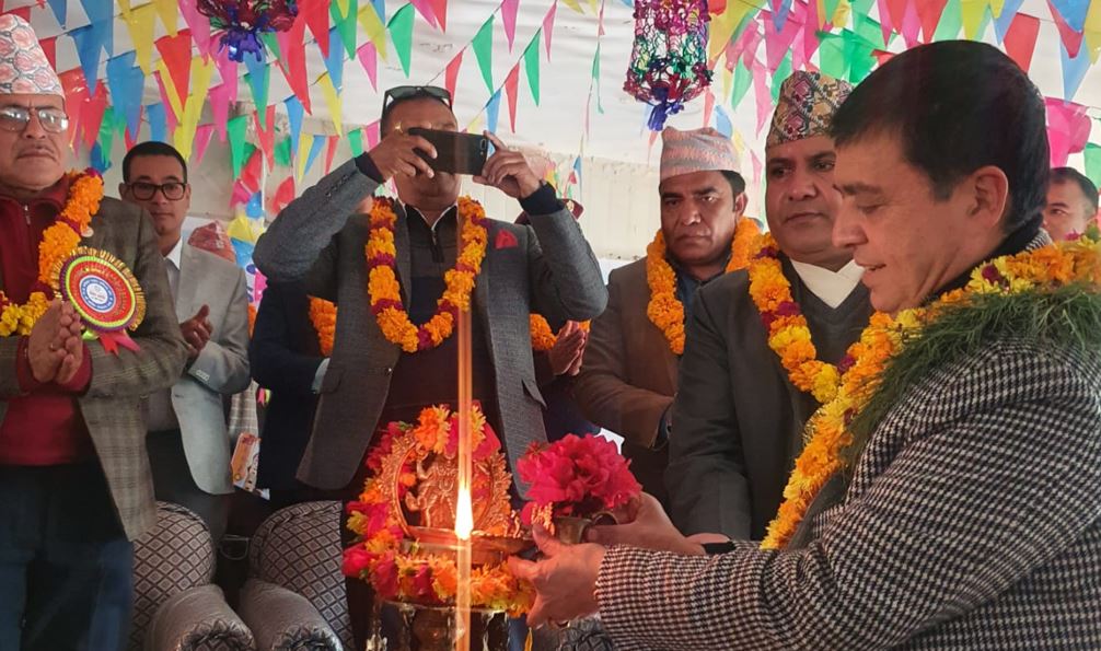 स्थानीय खानीहरुको सञ्चालनमा निजी क्षेत्रलाई संलग्न गराउन ढकालकाे माग
