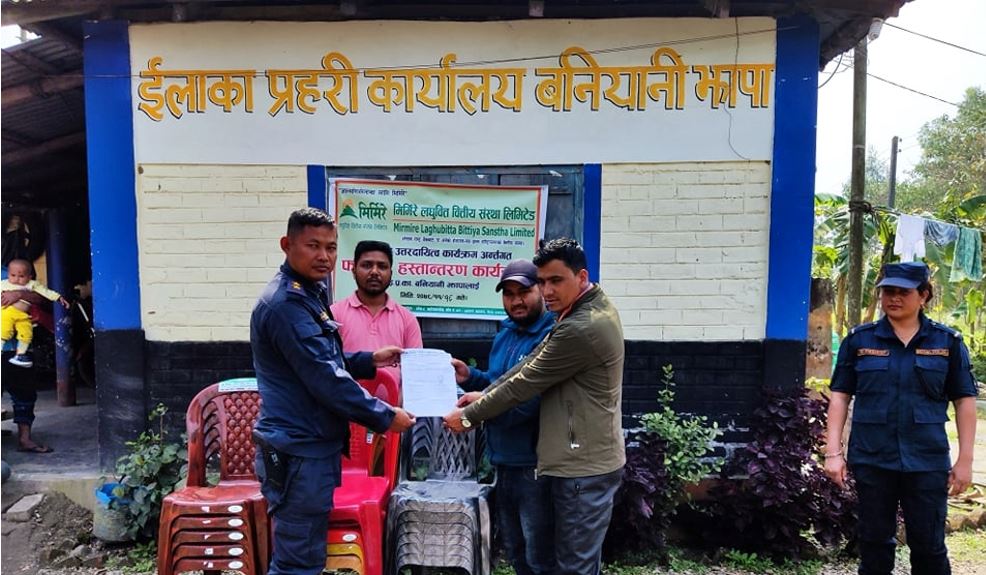 झापाको प्रहरी कार्यालयलाई मिर्मिरे लघुवित्तद्वारा कुर्सी सहयोग