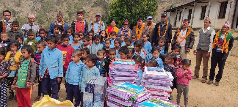 दुर्गमका विद्यालयलाई मिर्मिरे लघुवित्तको आर्थिक तथा शैक्षिक सामग्री सहयोग