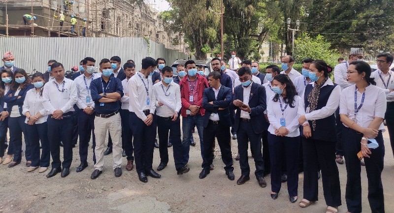 गभर्नर अधिकारीको निलम्बनको विरोधमा राष्ट्र बैंकमा प्रदर्शन(फोटोफिचर)