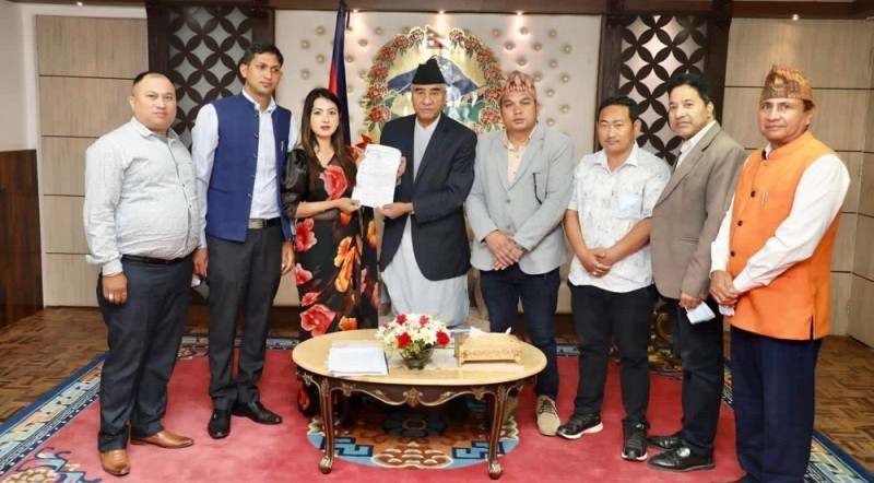 बैंकलाई ब्रोकर लाइसेन्स दिन माग गर्दै प्रधानमन्त्रीलाई ज्ञापनपत्र