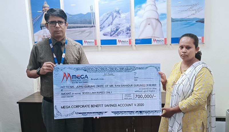 ज्यान गुमाएका सैनिक परिवारलाई मेगा बैंकबाट ७ लाख हस्तान्तरण