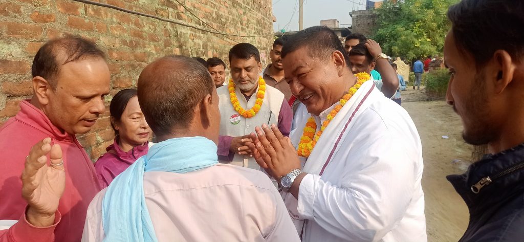 विवादमा मुछिएका कृष्णकुमार श्रेष्ठ मतदातालाई प्रलोभनमा पार्दै