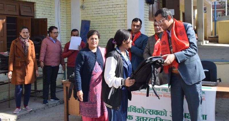 फस्र्ट माइक्रोफाइनान्सद्धारा विद्यार्थीहरुलाई सहयोग वितरण