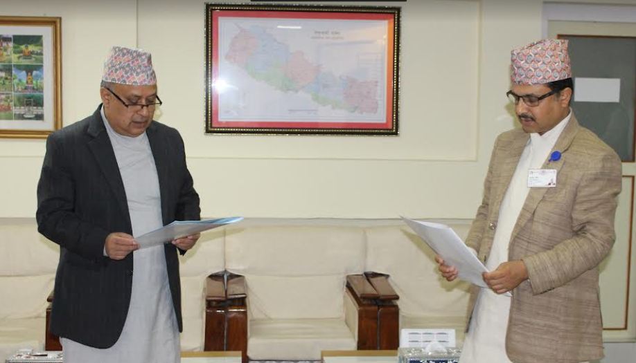 अर्थ सचिव पोखरेलले राष्ट्र बैंक सञ्चालकको रूपमा लिए शपथ