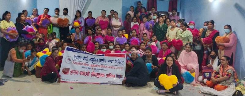 सुर्योदय वोमी लघुवित्तका सदस्यहरुलाई कुसन बनाउने तालिम