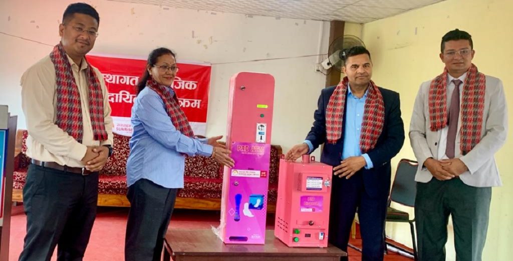 सनराइज बैंकद्वारा विद्यालयमा ‘प्याड एटीएम’ हस्तान्तरण