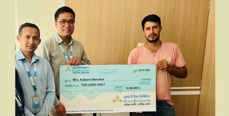 कुमारी बैंकद्वारा दुर्घटना बीमा वापतको १० लाख रुपैयाँ हस्तान्तरण