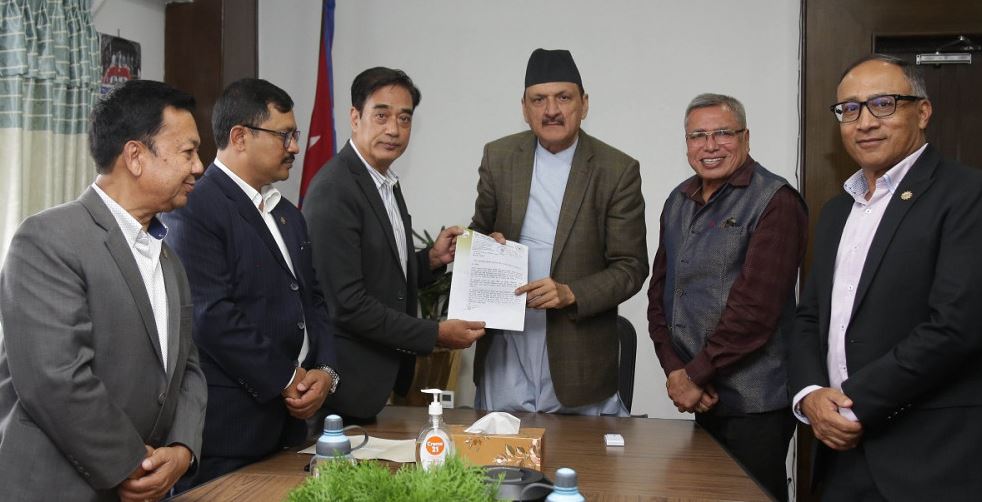 सञ्चालकले शेयर बिक्री गर्न नपाउने व्यवस्थाप्रति चेम्बरको अर्थमन्त्रीलाई ध्यानाकर्षण