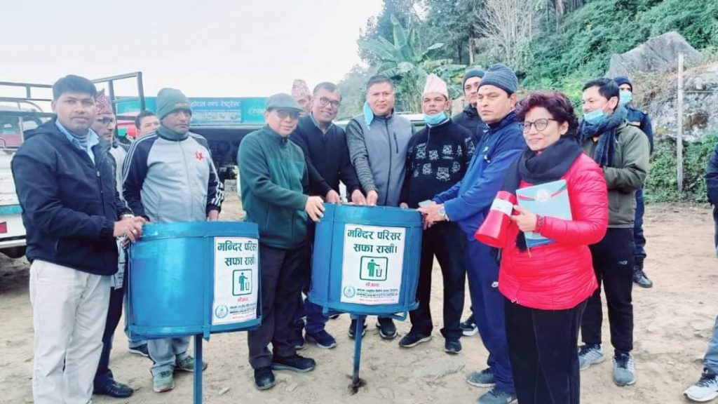 साधना लघुवित्तद्वारा गोरखा दरबार सरसफाई तथा डस्टविन हस्तानान्तरण