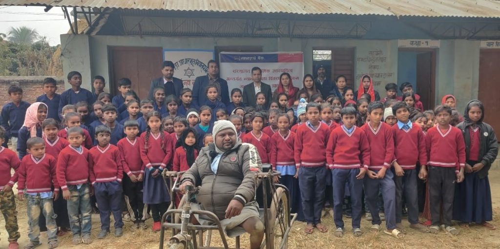 माछापुच्छ्रे बैंकद्वारा विद्यार्थीहरूलाई न्यानो कपडा वितरण वितरण