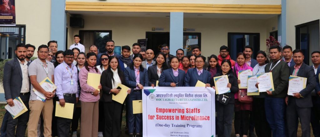 लघुवित्त वित्तीय संस्थाको सफलताका लागि कर्मचारी सशक्तीकरण विषयक तालिम