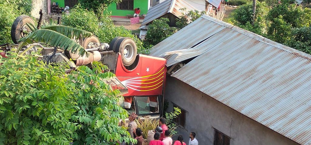 ग्लोबल आइएमई बैंकका कर्मचारी सवार बस दुर्घटना, २६ जना घाइते