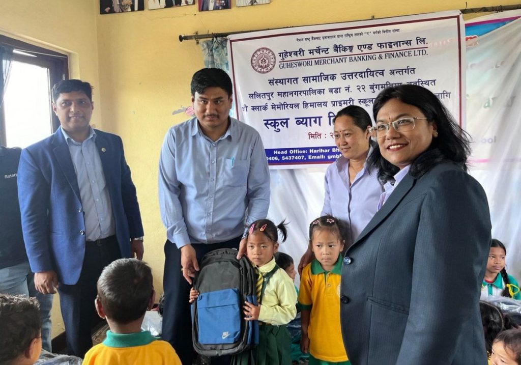 गुहेश्वरी मर्चेन्ट बैंकिङ्ग एण्ड फाइनान्सले गर्‍यो विद्यार्थीलाई स्कूल ब्याग वितरण