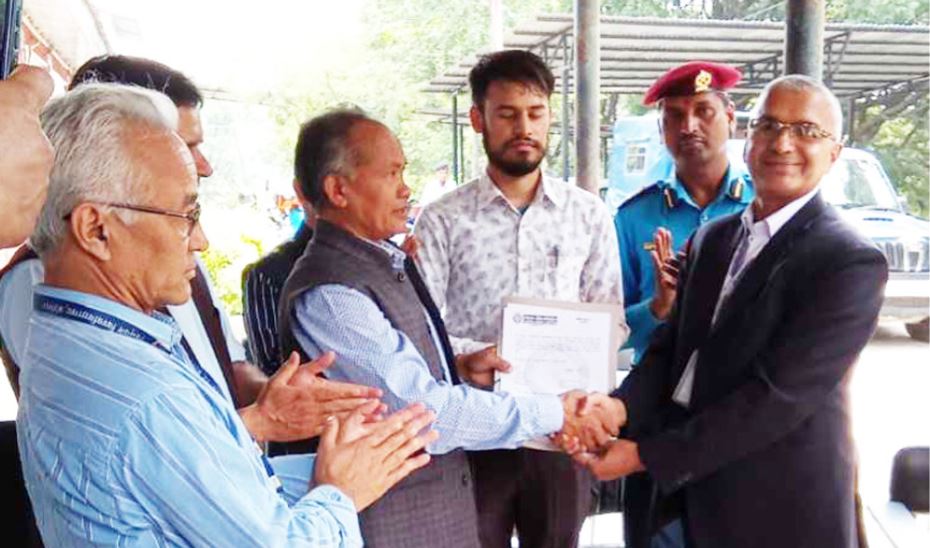 सडक दुर्घटना न्यूनीकरणका लागि नेपाल बैंकले दियो सडक डिभाईडर