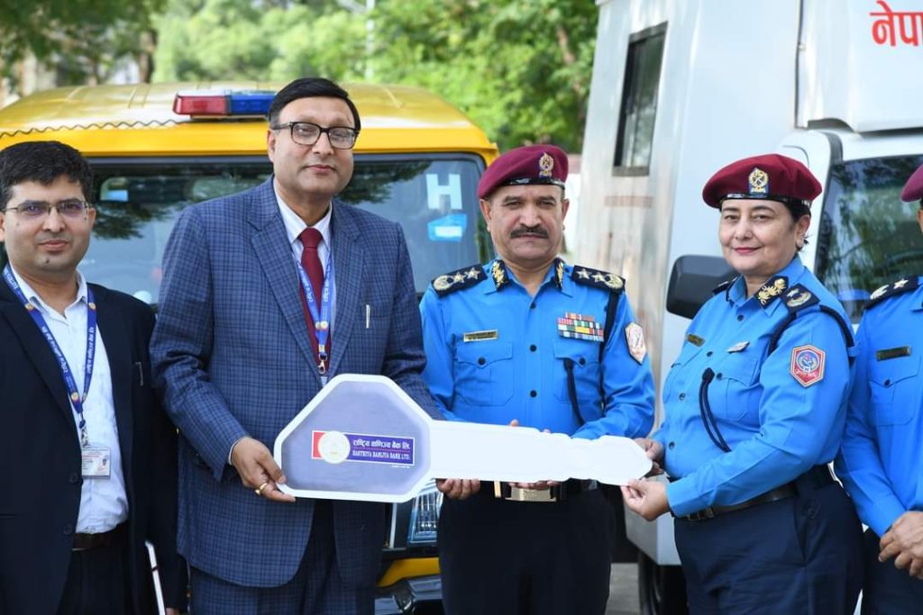 राष्ट्रिय वाणिज्य बैंकद्वारा प्रहरी अस्पताललाई एम्बुलेन्स र शव वाहन प्रदान