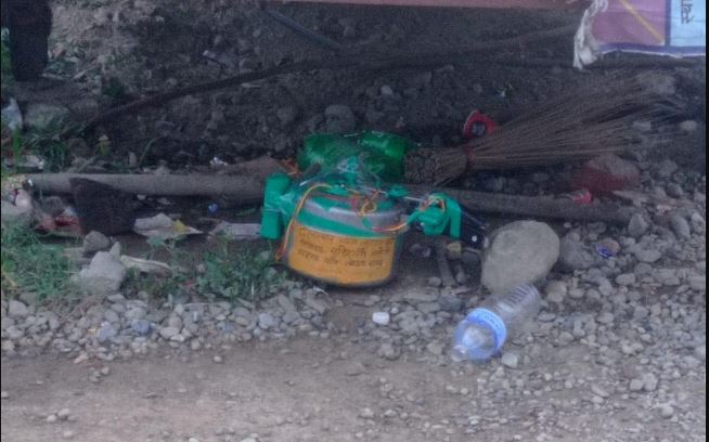 बैंकको कार्यालय अगाडि भेटियो बम