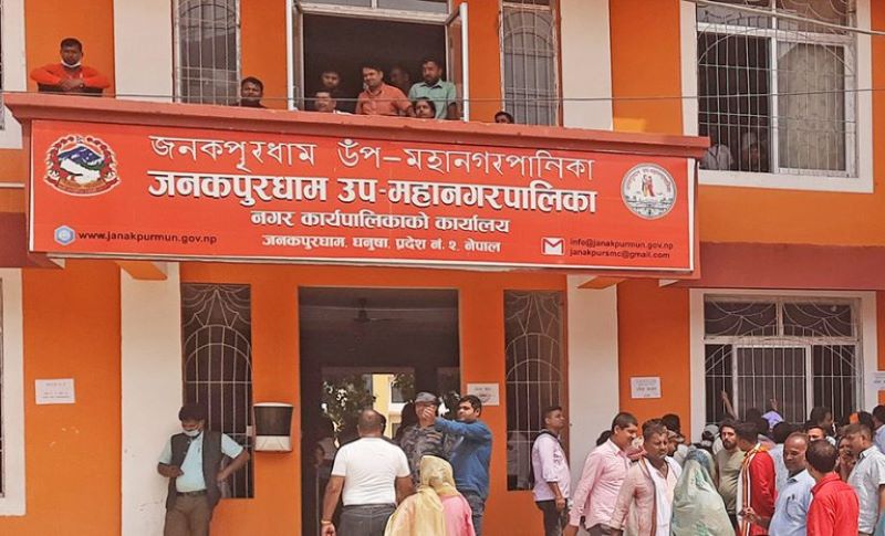 धितो लिलामका लागि घरबाटो सिफारिस गर्न जाँदा फाइनान्सका कर्मचारीलाई कुटे वडाध्यक्षले