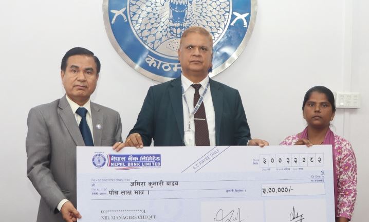 नेपाल बैंकद्वारा दुर्घटनामा ज्यान गुमाएका शिक्षकको परिवारलाई बीमा रकम हस्तान्तरण