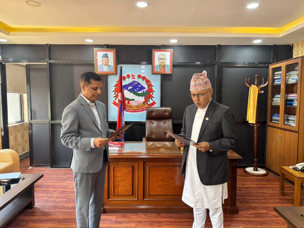 ओझाको मुद्दा टुंगो नलाग्दै बीमा प्राधिकरणमा जनकराज शर्माले लिए शपथ
