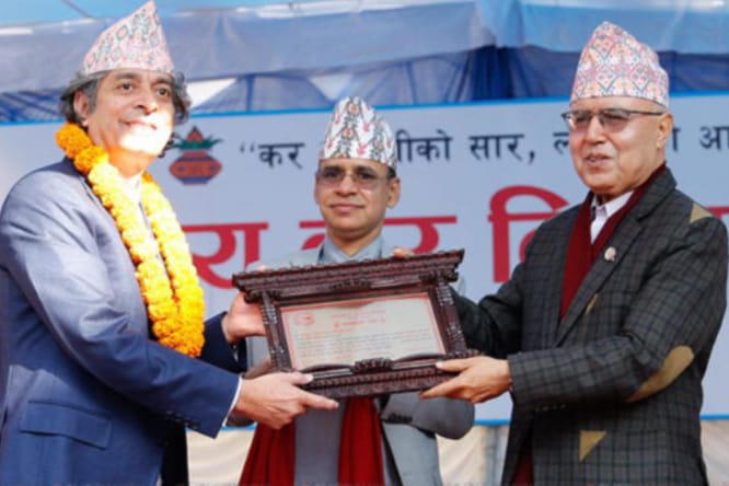 बैंकहरुमध्ये सबै भन्दा बढी कर तिर्ने नेपाल इन्भेष्टमेन्ट मेगा बैंक सम्मानित