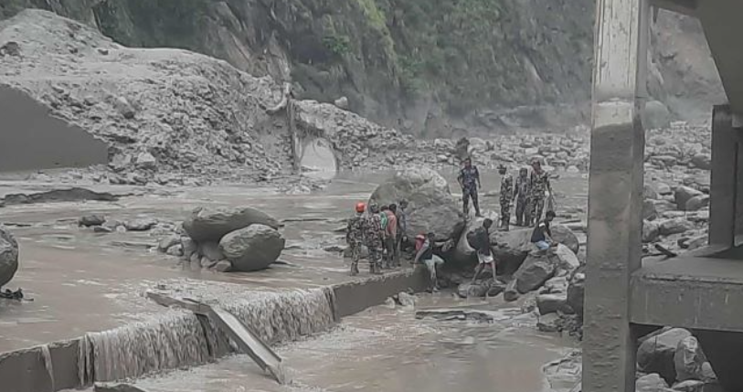 भोटेकोशी बाढीले बैंकका शाखा बगायो, सञ्चार अवरुद्ध हुँदा क्षतिको विवरण संकलनमा कठिनाइ